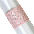 Détail d'un rond de serviette rose découpé au laser sur satin pour décor de mariage - Rose