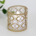 Vista detallada de una pantalla de papel dorado calado con una vela LED blanca - Beige Dorado