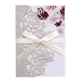 Invito nuziale glitter argento intagliato al laser con fiocco bianco e rose interne - Argento