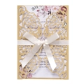Détail du faire-part ajouré au laser avec motif de roses et ruban de satin crème - Doré