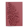 Carte d'invitation bordeaux découpée au laser avec motifs floraux sur fond blanc épuré - Rouge Foncé