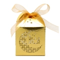 Nahaufnahme der goldenen Geschenkbox mit lasergeschnittenem Mond- und Moscheemuster - Reflektierendes Gold