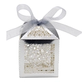 Detalle de caja de caramelos plateada calada con estrellas y lunas y lazo decorativo - Plata Reflectante