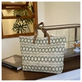 Détail d'un sac cabas tissé avec motifs verts, poignées en cuir et fermeture éclair - Vert