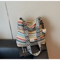 Détail du sac en paille à rayures colorées avec bandoulière géo et pompon bohème - Multicolore Avec Pendentif