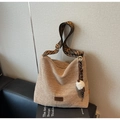 Détail d'un sac cabas en paille tissé à la main avec bandoulière et pompon blanc - Khaki Avec Pendentif