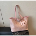 Dettaglio della borsa tote rosa goffrata coccodrillo con ciondolo a cane e tracolla sottile - Con Ciondolo / Rosa