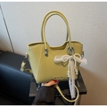 Détail du sac cabas en cuir vert avec un nœud décoratif en dentelle et perles blanches - Vert