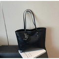 Dettaglio borsa tote nera in pelle goffrata con rivetti dorati e ciondolo orso - Con Ciondolo / Nero