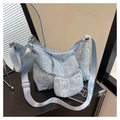 Dettaglio della borsa in tela azzurra con tracolla regolabile e portamonete coordinato - Blu Denim