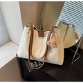 Détail du sac cabas blanc à gaufrage crocodile avec lanières brunes et breloque ourson - Blanc Cassé (Avec Pendentif)