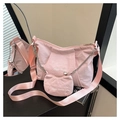 Dettaglio della borsa a tracolla in nylon rosa con trama a pieghe e stampa Happy Sunday - Rosa