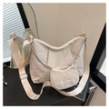 Dettaglio della borsa tote beige a pieghe con catena in metallo e scritta Happy Sunday - Bianco Sporco