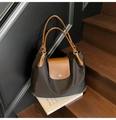 Sac fourre-tout en nylon marron foncé avec design plissé et lanières en cuir marron - Marron