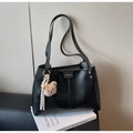 Détail du sac cabas noir à relief crocodile avec logo métallique et pendentif ours en peluche - Noir (Avec Pendentif)