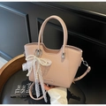 Sac fourre-tout rose avec texture litchi, nœud en dentelle perlée et bandoulière - Rose