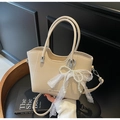 Sac fourre-tout beige en cuir grainé avec nœud en dentelle et breloques perles - Beige