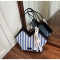 Grand sac cabas en toile à rayures bleues et blanches avec anses en ruban décoratif - Bleu