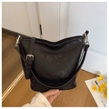 Sac seau minimaliste en cuir ciré noir avec grande capacité et ferrures en métal argenté - Noir