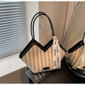 Cabas en toile rayée beige et marron avec lanières en cuir noir et ouverture en V - Khaki