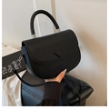 Détail du sac en cuir noir avec rabat grainé et finitions métalliques argentées - Noir