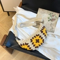 Handgefertigte Häkel-Halbmondtasche mit Sonnenblumenmuster und gewebtem Gurt - Gebrochenes Weiß