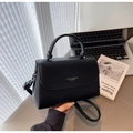 Borsa a spalla in pelle nera a grana con manico superiore e tracolla regolabile - Nero