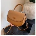 Détail du sac besace en cuir grainé marron avec crochets en métal argenté et décor triangulaire - Marron