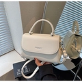 Elegante borsa a tracolla bianco crema in pelle martellata con dettagli argentati - Bianco Sporco