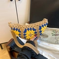 Böhmische Häkeltasche mit bunten Sonnenblumenmustern und einer Halbmondform - Khaki