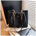 Détail d'un sac cabas noir avec embossage de lettres et bandoulière en chaîne dorée - Noir