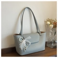 Sac cabas bleu clair en similicuir avec nœud en dentelle blanche et chaîne perlée - Bleu