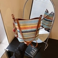 Sac seau en paille tressée à rayures arc-en-ciel avec bandoulière en cuir souple - Multicolore Avec Pendentif