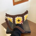 Boho-Häkelumhängetasche in Braun mit Sonnenblumenmuster und breitem Schultergurt - Braun