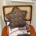 Sternförmige Schultertasche mit Leopardenmuster, buntem Webriemen und rosa Markenetikett - Gelbbraun