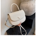 Sac messager minimaliste en cuir grainé beige avec poignée et plaque triangulaire - Blanc Cassé