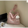 Detail van roze gewatteerde canvas tas met borduurwerk en witte wolkenhanger - Met Wolk Hanger / Roze