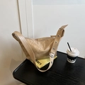 Sac hobo beige minimaliste en forme de lune avec bandoulière à œillets argentés - Kaki