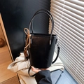 Bolso cubo clásico de cuero negro con asas y colgante decorativo de lazo marrón de piel - Negro