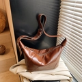 Sac hobo marron foncé en cuir ciré avec texture vintage et bandoulière à œillets - Marron
