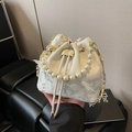 Elegante borsa a secchiello bianca in pizzo con manico di perle e catena dorata - Bianco Sporco