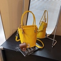 Bolso tipo cubo amarillo vibrante de cuero con asas y correa ajustable - Amarillo