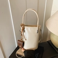Bolso cubo vintage crema con asa delgada y dije de corazón en cuero marrón decorativo - Blanco Roto