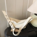 Sac bandoulière minimaliste blanc cassé en demi-lune avec large sangle à œillets - Blanc