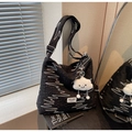 Borsa tote nera con coulisse in tessuto strutturato con ricami e ciondolo nuvola - Nero con ciondolo