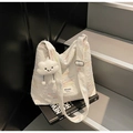 Borsa tote bianca minimalista con ricami colorati e ciondolo a forma di nuvola - Bianco Crema Con Ciondolo