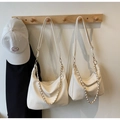 Détails des sacs hobo blancs avec texture litchi et chaîne dorée sur cintre en bois - Grand / Blanc Cassé