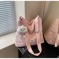 Borsa tote trapuntata rosa con ricami e ciondolo a nuvola in un ambiente interno - Rosa con ciondolo