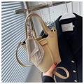 Détails d'un sac seau en cuir beige avec foulard en soie et finitions dorées - Beige