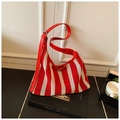 Détail du sac hobo en maille rayée rouge et blanc avec bandoulière réglable en cuir rouge - Rouge